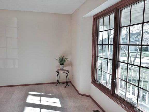 4th image of 806 Lexington Ln