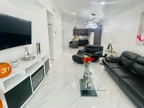 3 bed, 1250 sqft, $3,400 — Photo 3