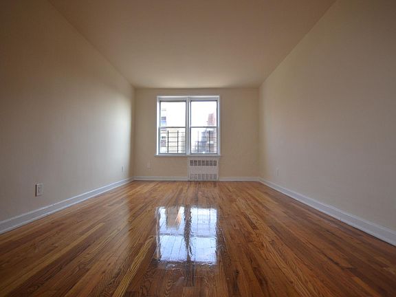 5th image of 34-20 Parsons Blvd APT 4G