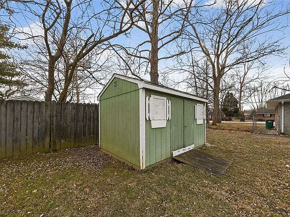 5th image of 110 Elmwood Dr