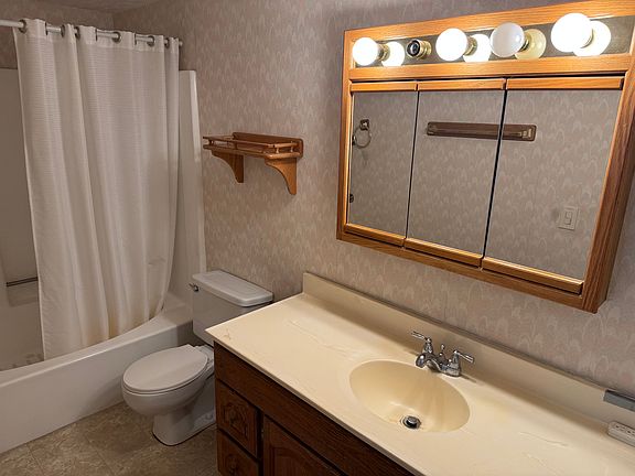 3rd image of 224 Oak Leaf Dr #204