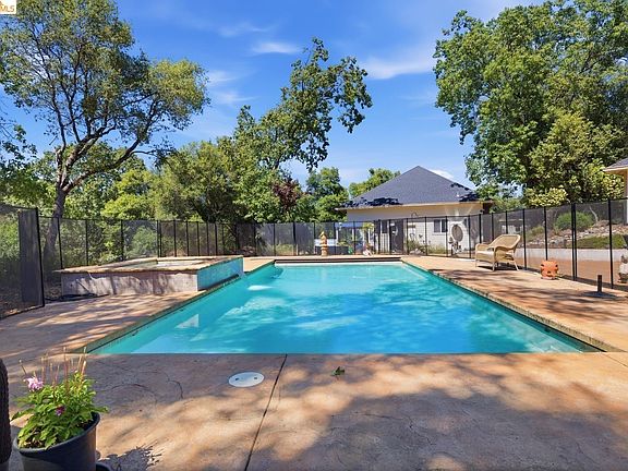 4th image of 15620 Curtis Cir