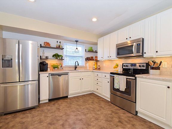 4th image of 1024 Broad Hill Dr