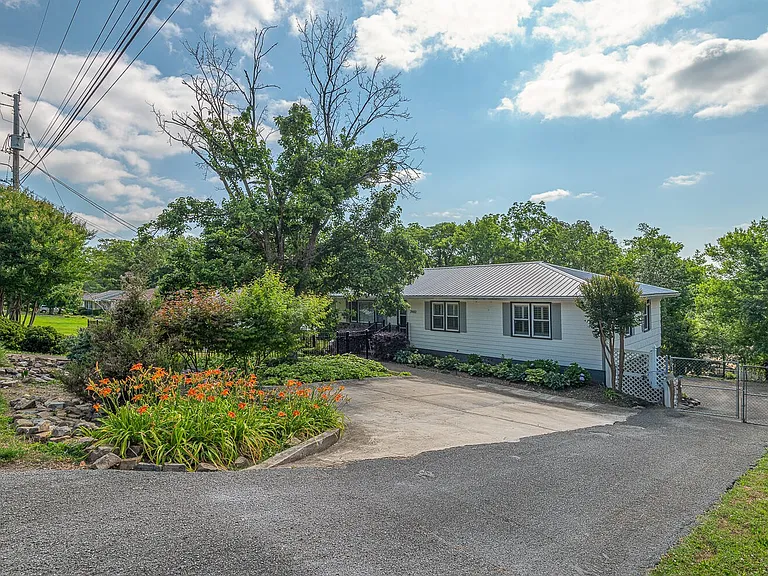 3902 Laird Ln — Photo 39