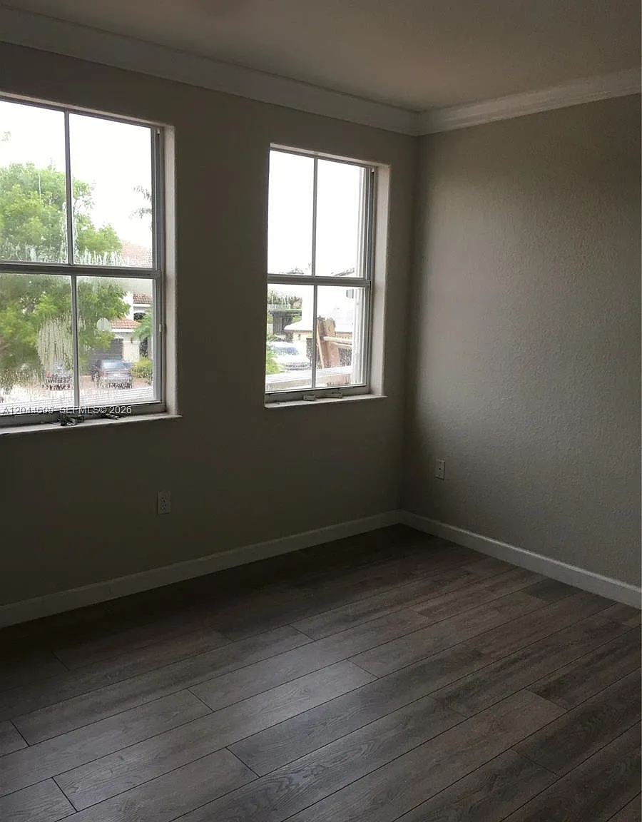 5 bed, 3001 sqft, $5,200 — Photo 3
