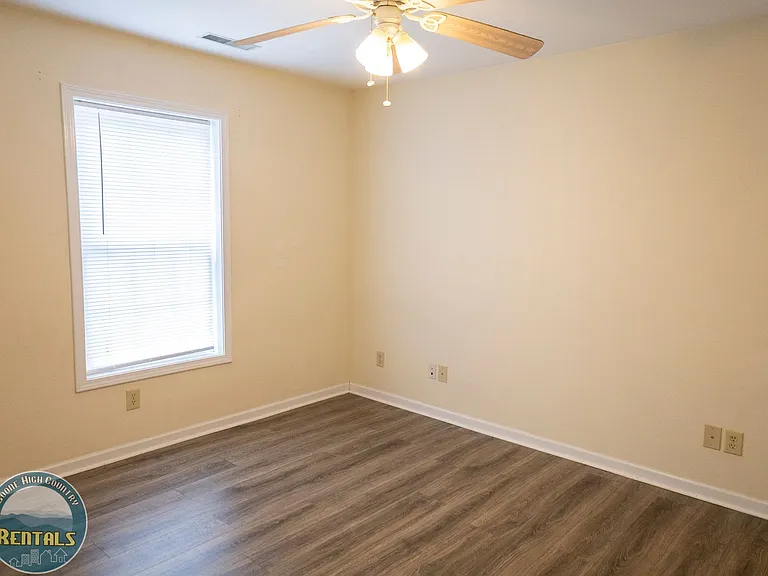 1555 W King St — Photo 9