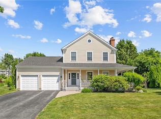 52 Pequot Ln, Middletown, RI 02842