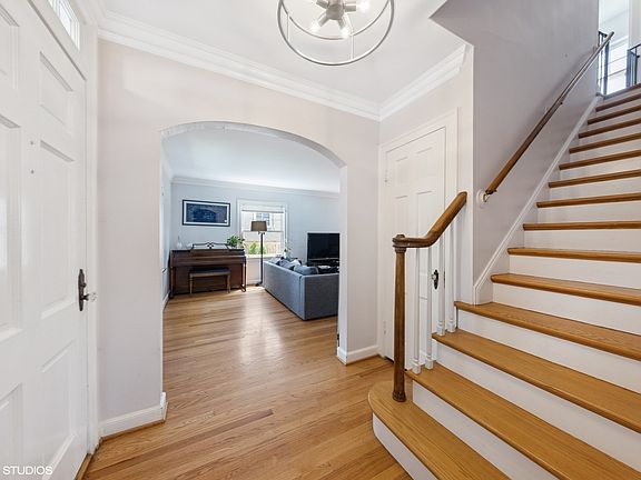 3rd image of 410 Leitch Ave