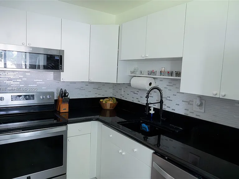 508 Gardens Dr #202 — Photo 3