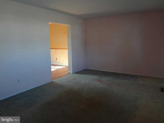 5th image of 208 Linda Ln