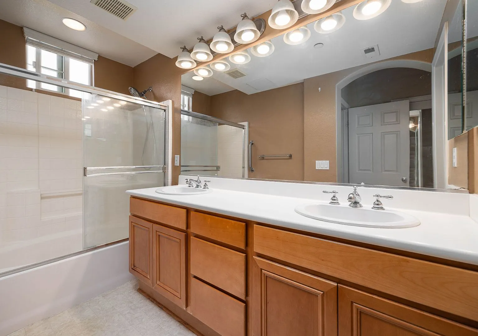 Escala Townhouse For Rent — Photo 4