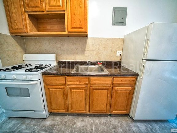 3rd image of 8919 32nd Ave APT B5