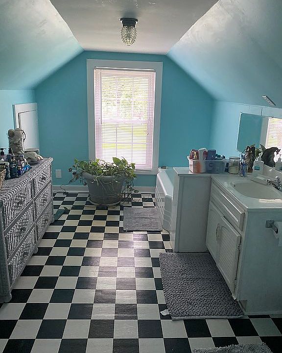 Upstairs bath 