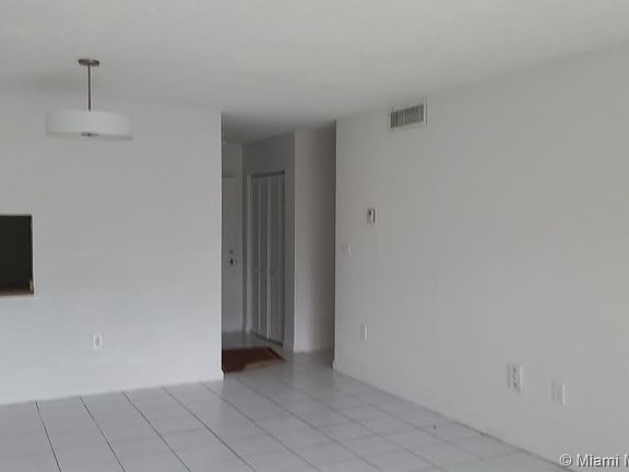 4th image of 505 NW 177th St APT 128