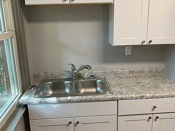 5th image of 2365 Stratford Ave #4