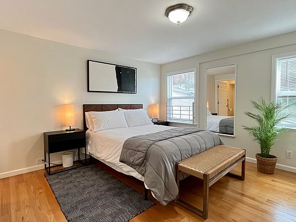 bedroom queen size bed