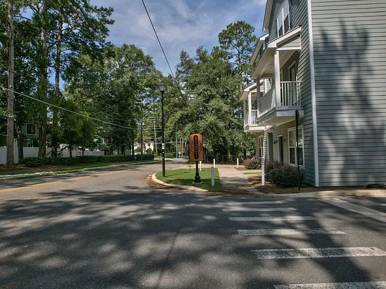 1864 Belle Vue Way — Photo 32