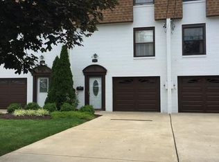 695 Shady Dr E, Mt Lebanon, PA 15228