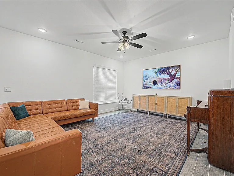 2070 Wildflower Dr — Photo 6