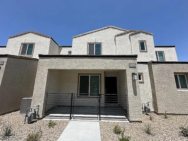 3 bed, 1366 sqft, $800 — Photo 1
