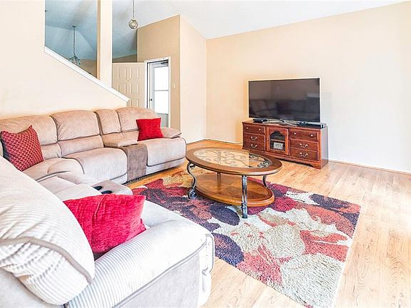 4th image of 732 Crescent Dr