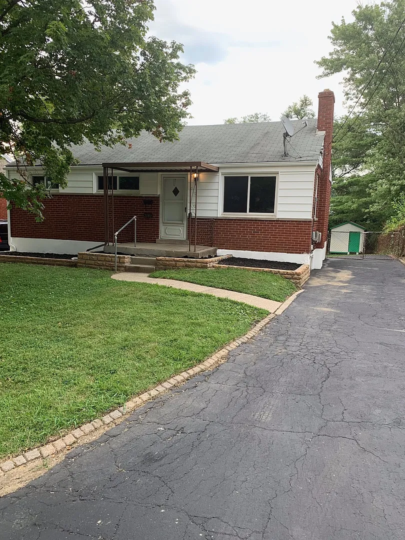 Three Bedroom Ranch on a large wooded lot — Photo 2