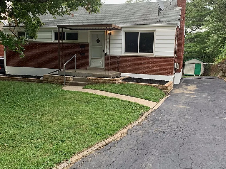 2180 Townhill Dr — Photo 2