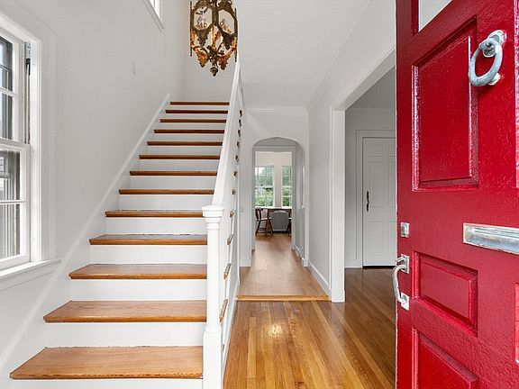 4th image of 204 Thacher St