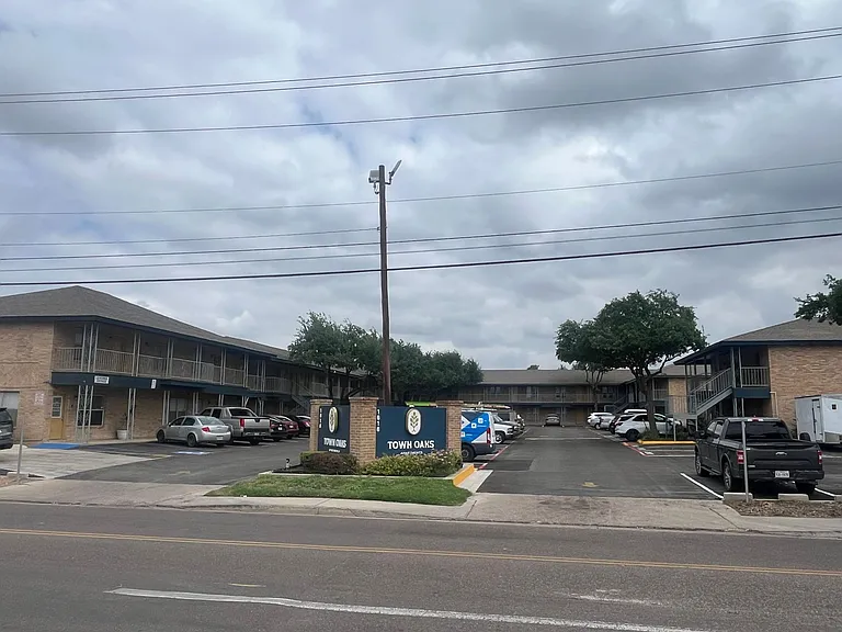 Town Oaks Apartments — Photo 3