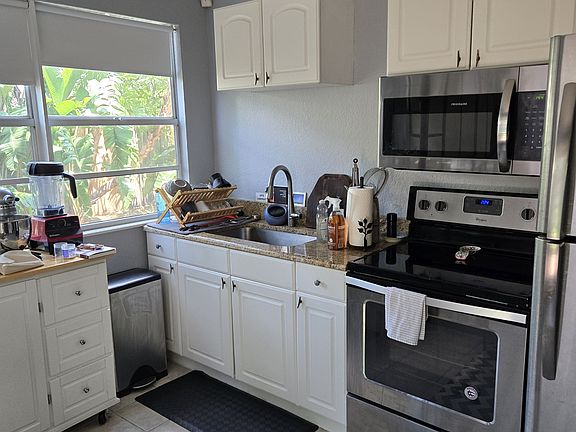 4th image of 2514 W Palm Dr #B