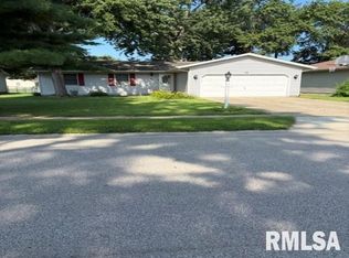32 Jamestown Cir, Riverton, IL 62561