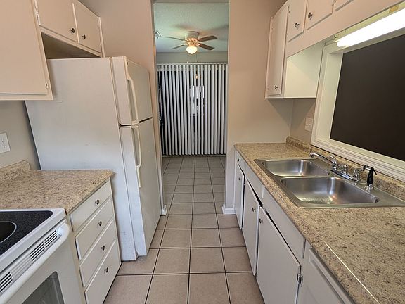 4th image of 184 Dorchester Manor Blvd #A