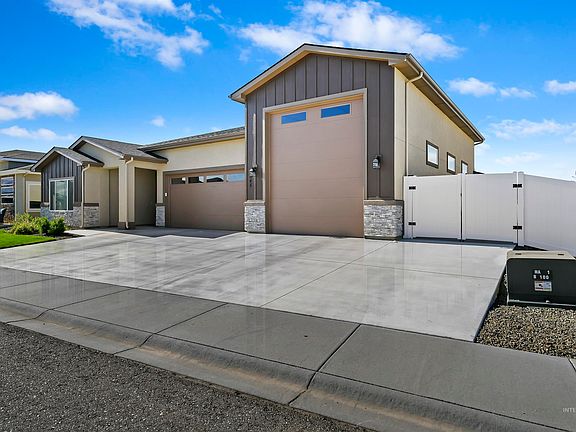 2nd image of 2545 Mariposa Ct