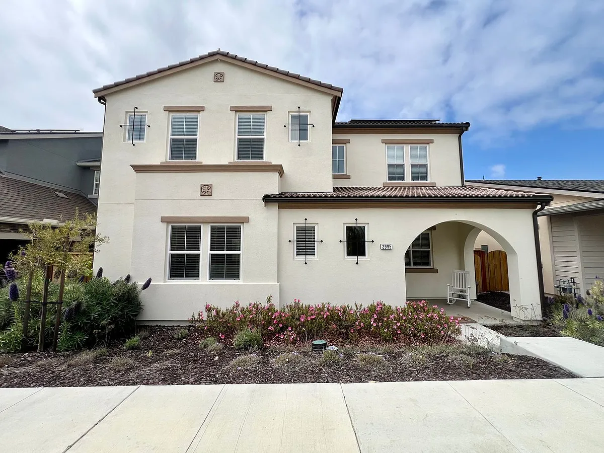 Building Photo - 2995 Pinos Way