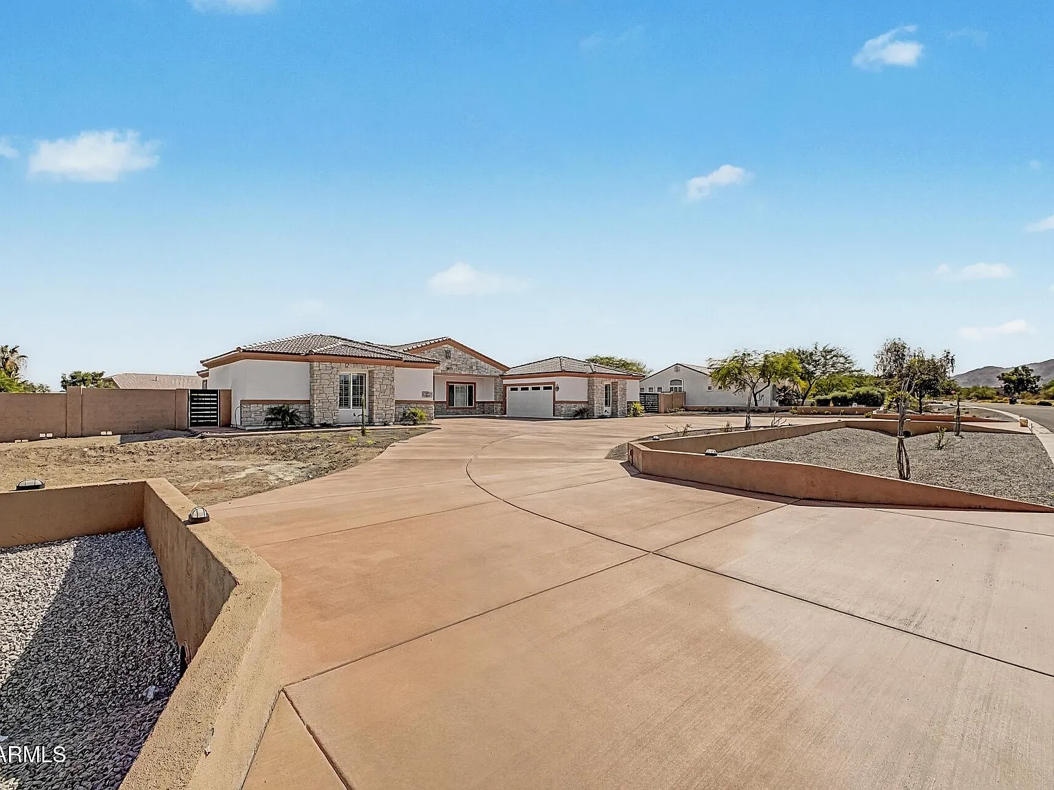 4 bed, 4.0 bath, 7629 sqft, $5,500 — Photo 2