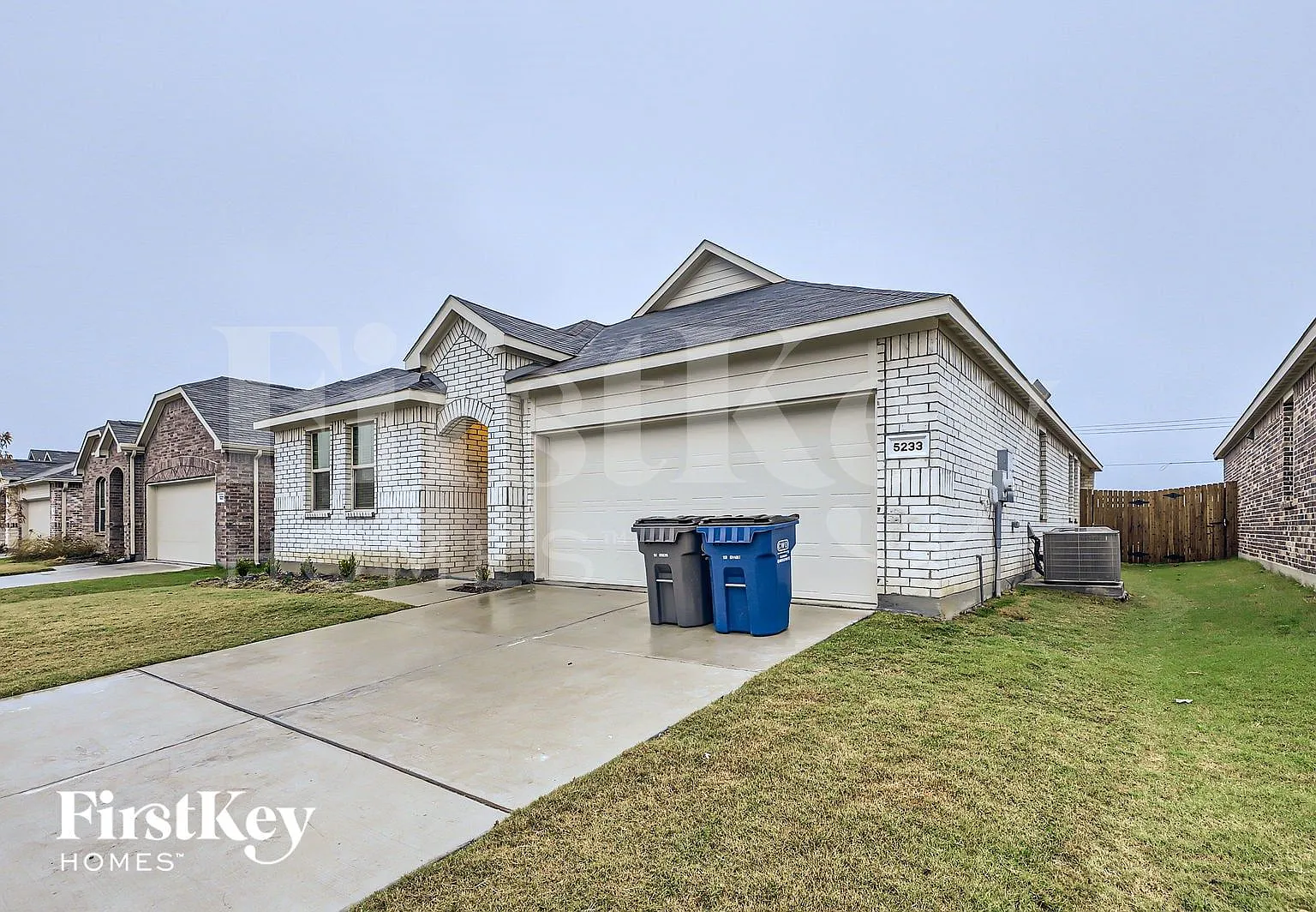 4 bed, 2.0 bath, 1627 sqft, $1,945 — Photo 2