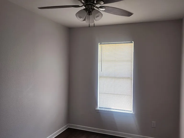 1009 Salem Dr — Photo 6