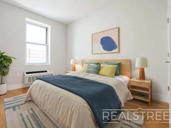 90-02 Queens Boulevard image 4 of 11