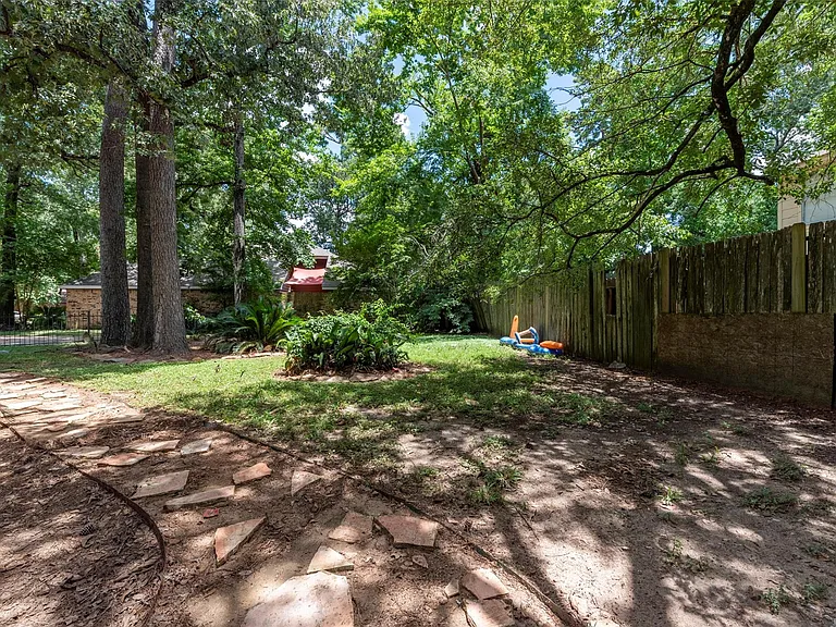 1906 Woodhue Dr — Photo 30
