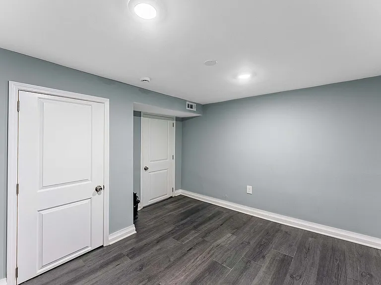 1121 N Leclaire Ave #B — Photo 10