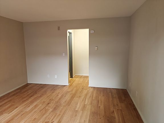 4th image of 11521 26th Ave NE APT 2