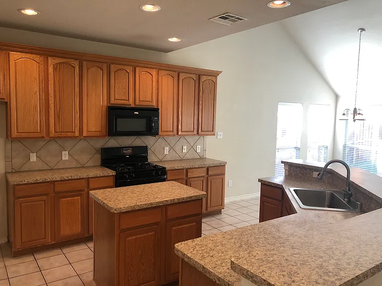 8304 Hitching Trl — Photo 18