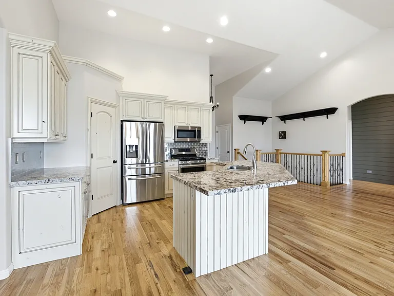722 W Webb Rd — Photo 9