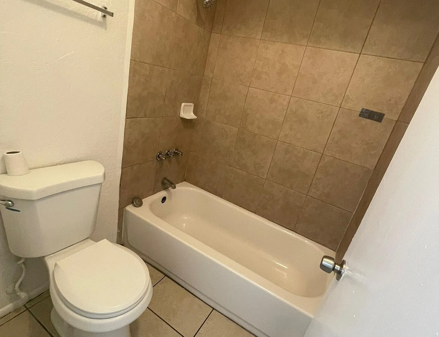 3 bed, 1.0 bath, 1106 sqft, $1,800 — Photo 3