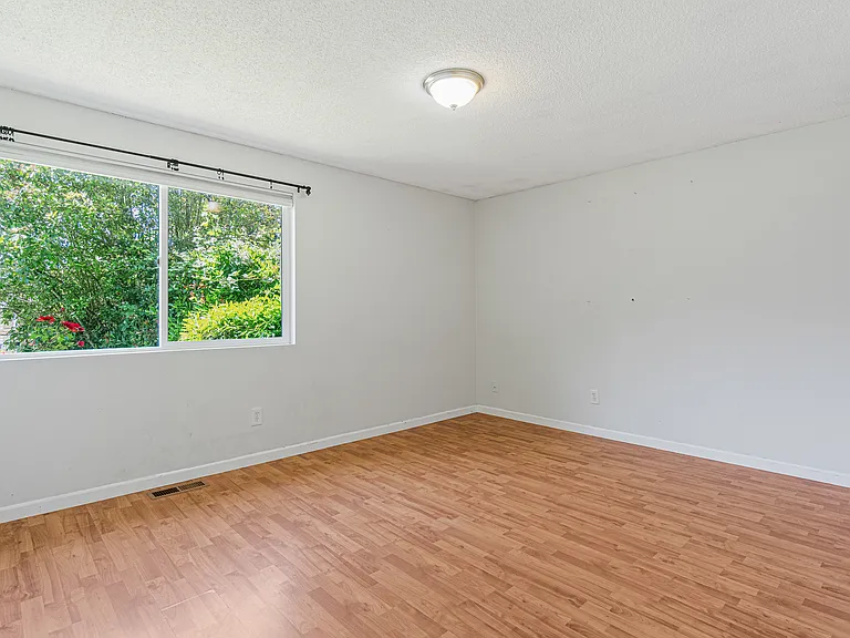 10434 NE 16th Pl — Photo 7