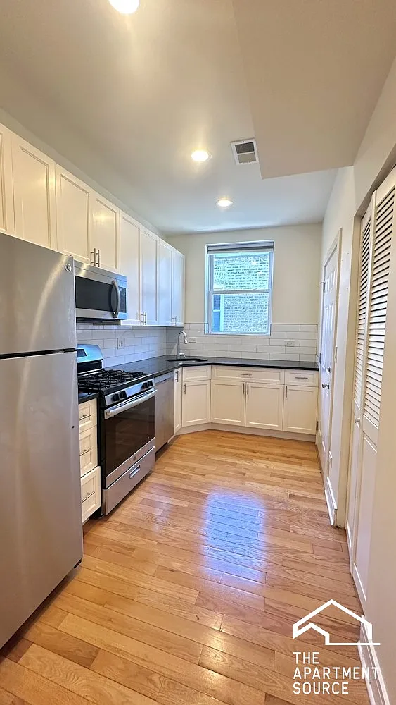 1161 W Lunt Ave — Photo 2