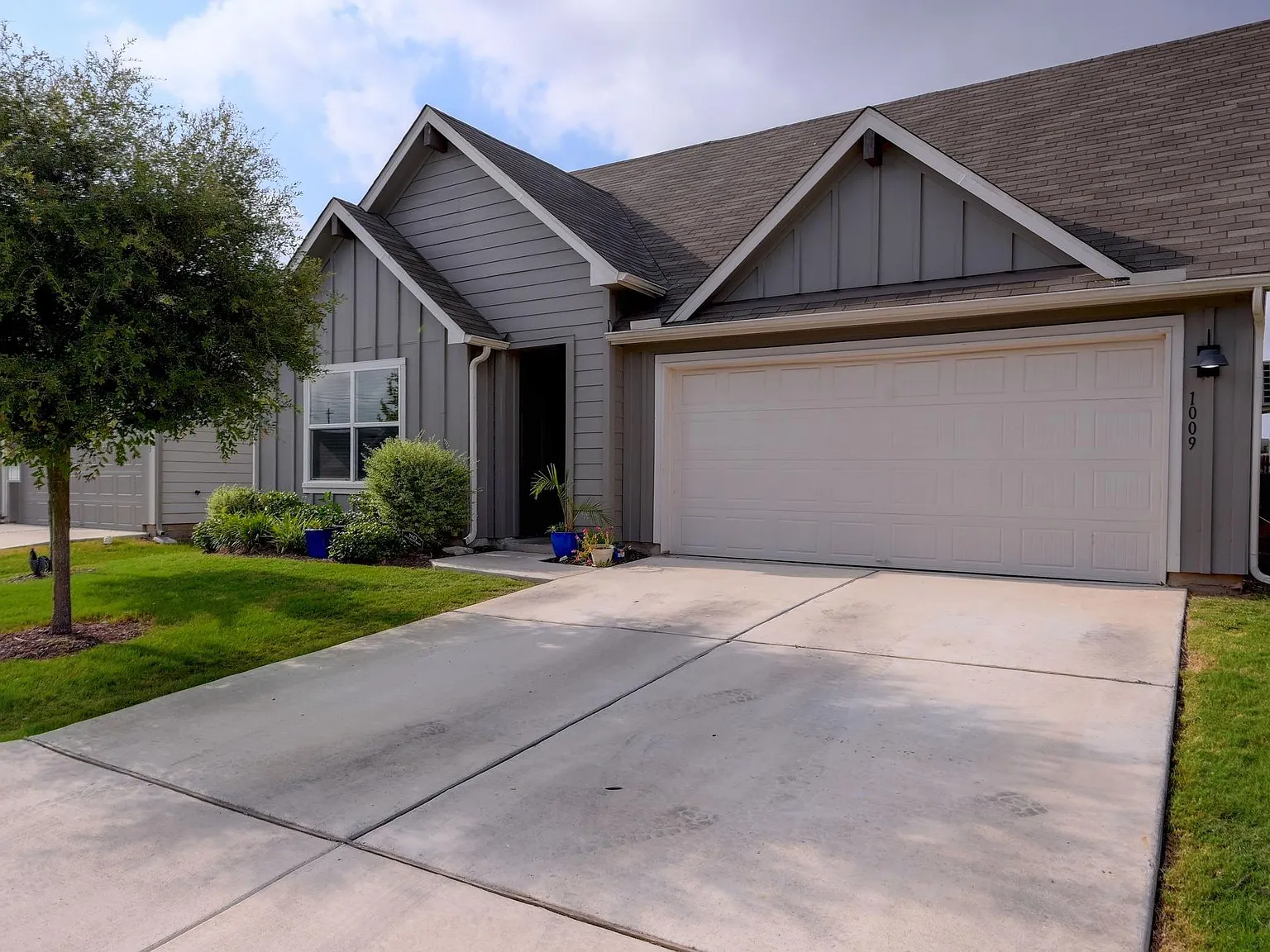 4 bed, 2.0 bath, 2034 sqft, $2,375 — Photo 3