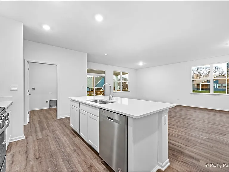 301 Westminster Ct — Photo 10