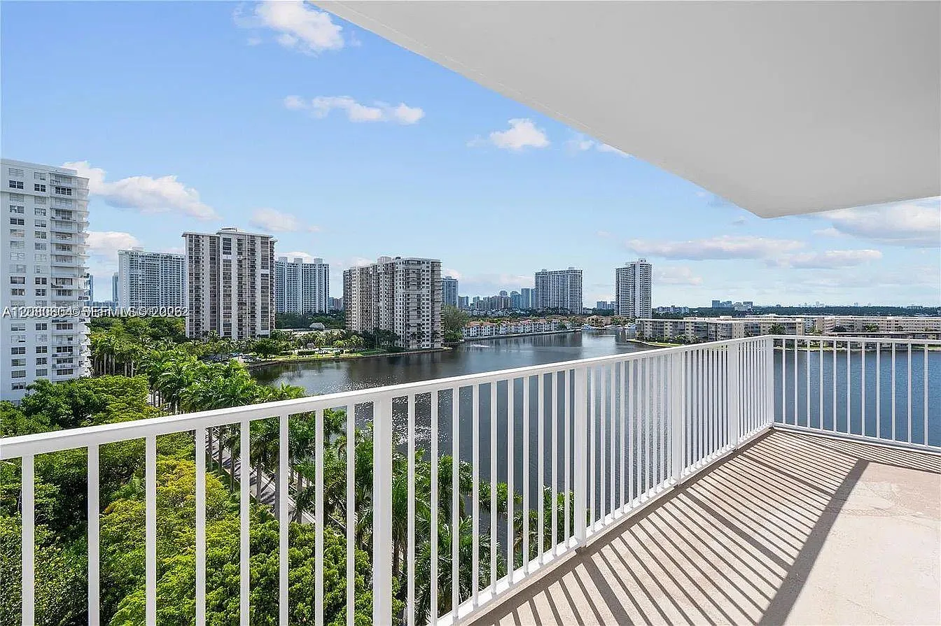 Admirals Port Condo-East — Photo 4