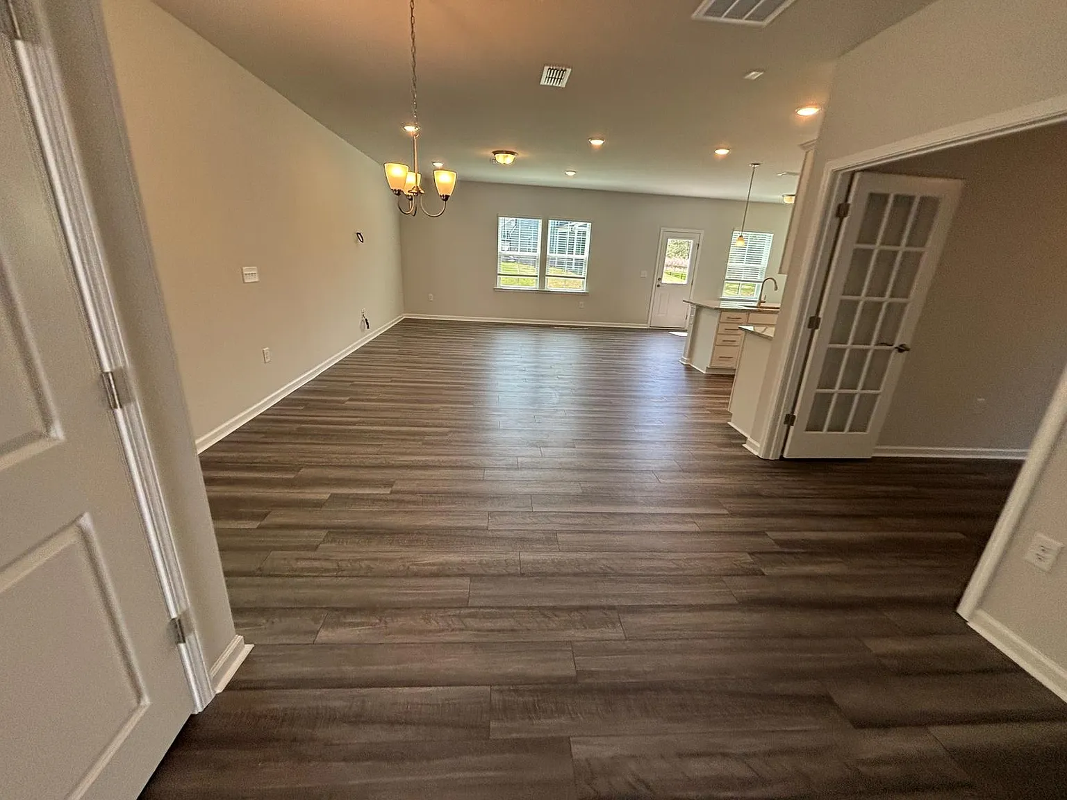 3 bed, 2350 sqft, $2,199 — Photo 4